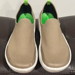 OOFOS Women's OOmg eeZee Low Shoe - White Taupe - 8